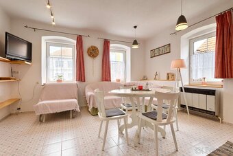 Prodej stylového rodinného domu s penzionem - 18