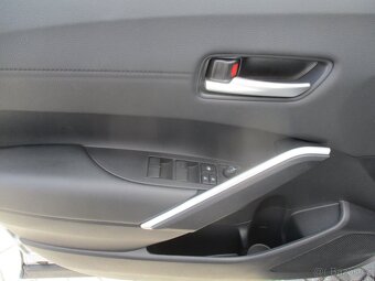 TOYOTA COROLLA CROSS AC STYLE TECH 2,0 HEV 4x4 DPH 2025 - 18