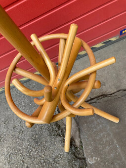 Věšák dřevěný stojanový TON, FRETON za 900 kč - 18