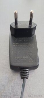 Prodám Sony-Ericsson nejspíš je to Z520i funkčni s nabíj. - 18