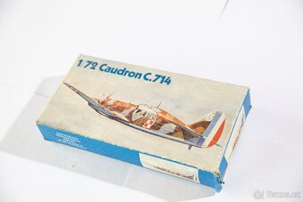 spousta modelů letadel v měřítku 1/72 - 18