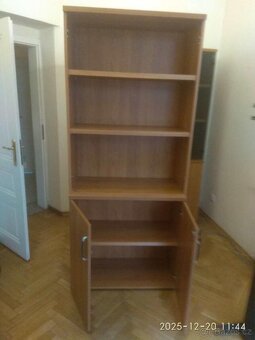 Kvalitní italský kancelářský nábytek (stoly, skříně a jiné) - 18