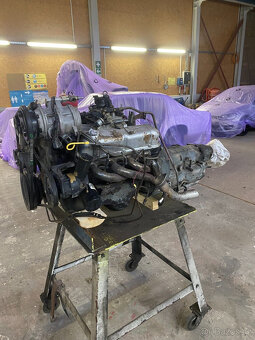 Ford 302 motor EFI V8 + převodovka C4 kompletní s příslušens - 18