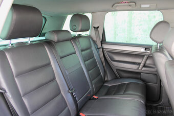 Volkswagen Touareg 3.0 TDI V6 / KAMERA / TAŽNÉ - 18