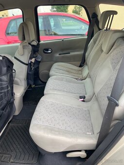 Renault Grand Scenic 1.5 dCi 78kW, 7 míst – pojízdný - 18