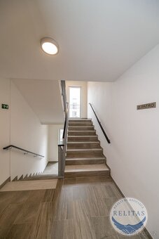 Pronájem nezařízeného bytu 1+kk 34 m² + 6 m² + balkon, Praha - 18