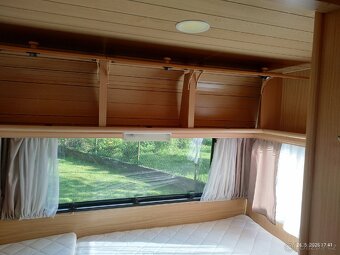 Karavan Dethleffs camper se stanem a zimní plachtou - 18