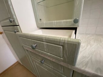 Moderní kuchyňská linka se spořebiči - 18