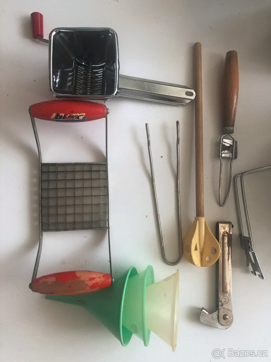 Staré smaltované poklice, hrnec, misky, mlékovar - 19