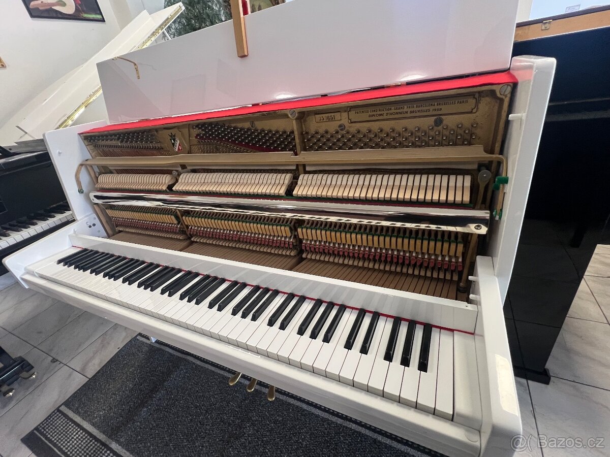 Bílé piano Petrof ve velmi dobrém stavu, PRODÁNO - 19
