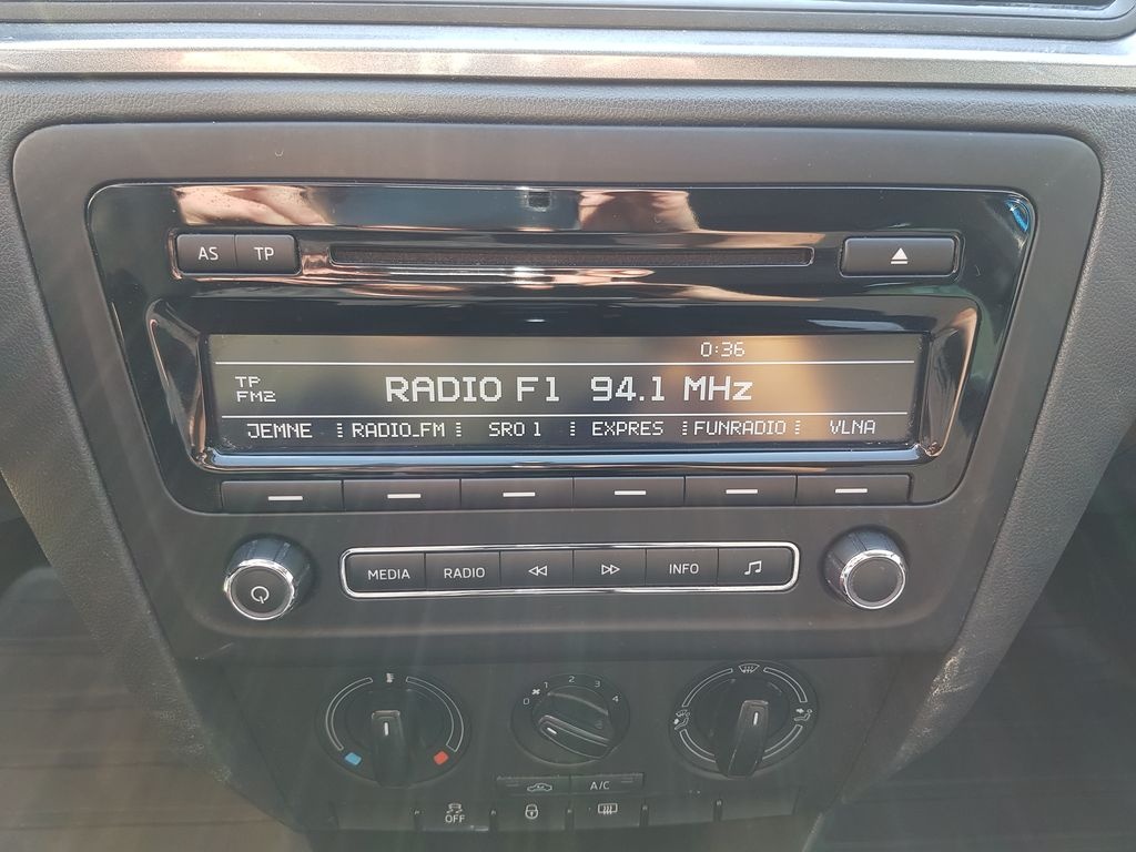 Škoda Rapid Spaceback modrý, 1,2 TSi 77 kW - ND z vozu - 19