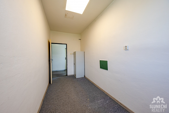 Pronájem výrobně-skladového areálu 400 m² se zázemím v Částk - 19