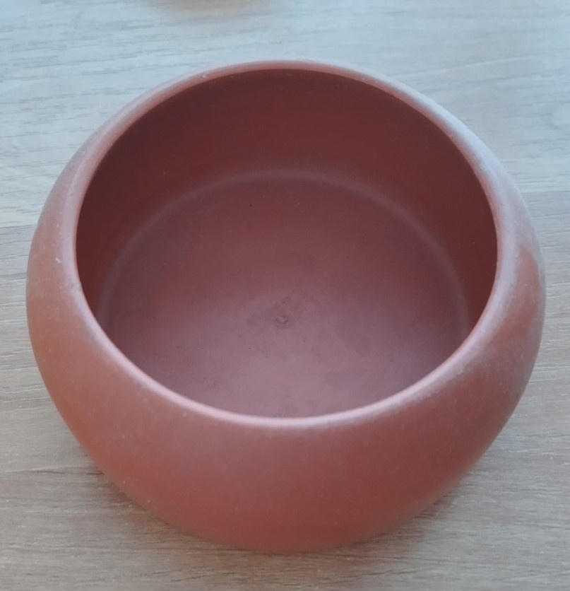 Hrnky, těžítka, figurky, keramika, sklo a dózy dle fota. - 19