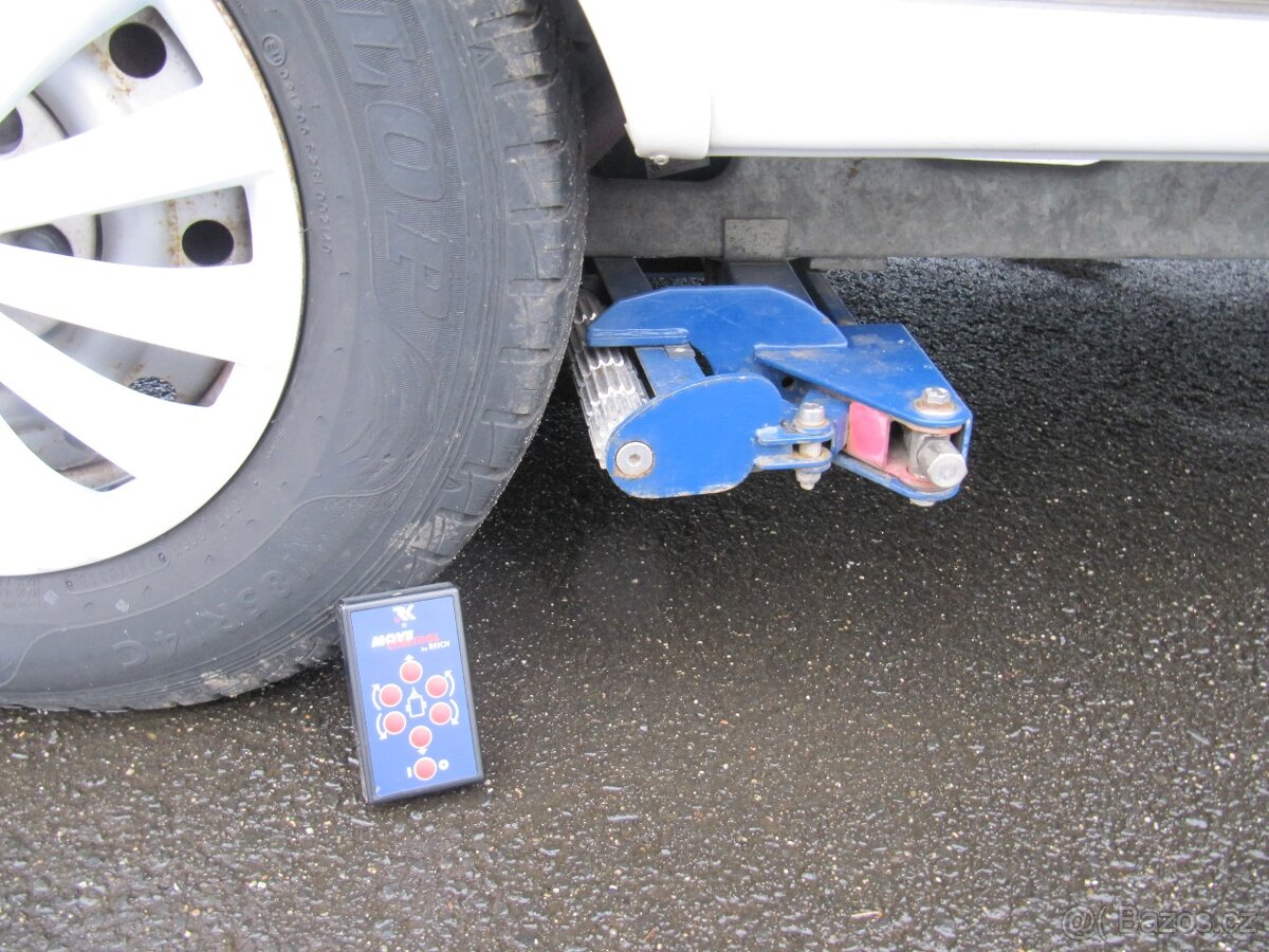 Prodám karavan Hobby 500 kmfe,r.v.2004 + mover + předstan. - 19