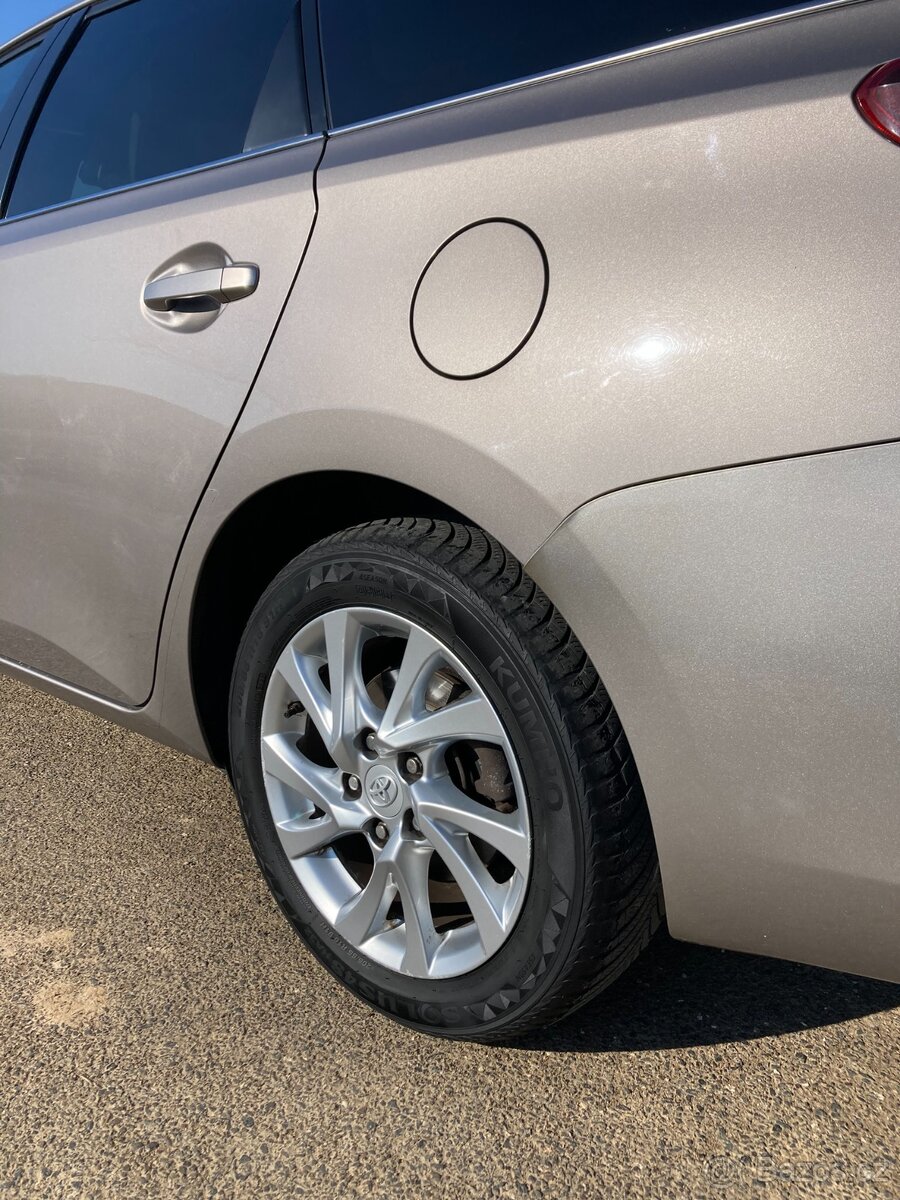 Toyota Auris 1,6 D kombi 82 KW - 19