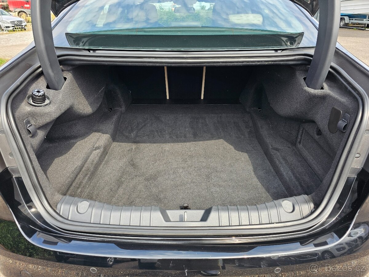 JAGUAR XF 2019 2.0 25D 177kW,SENZORY,VÝHŘEVY,KŮŽE,NAVI - 19