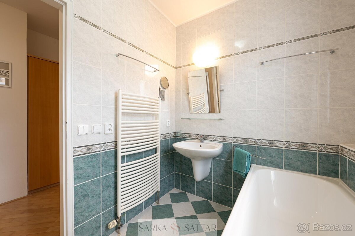 Prodej světlého 2+kk 54m2 s garážovým stáním , 2x sklepem, v - 19