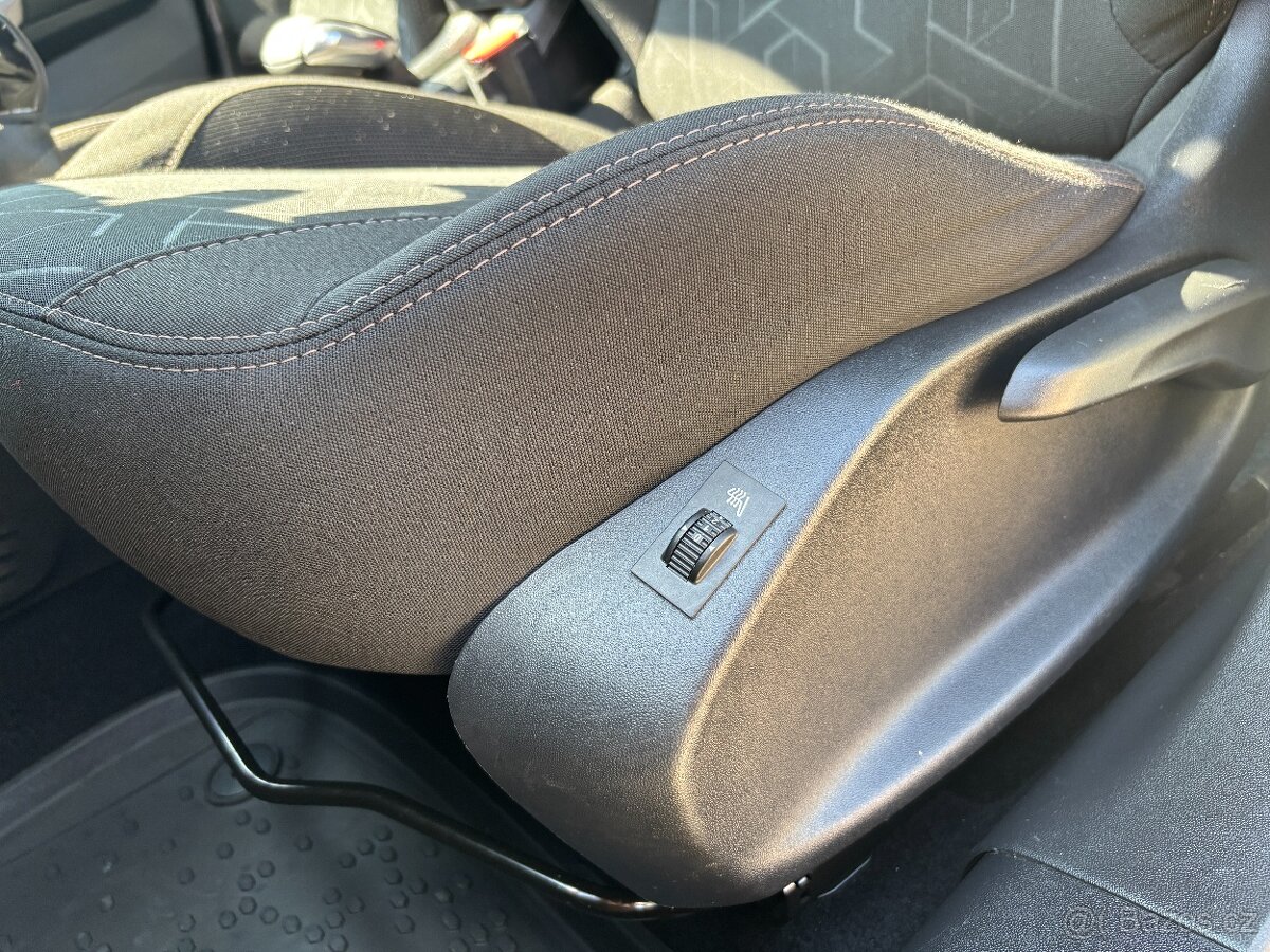 Peugeot 2008 1.2i 60kw, nová TK do 06/2027 - 19