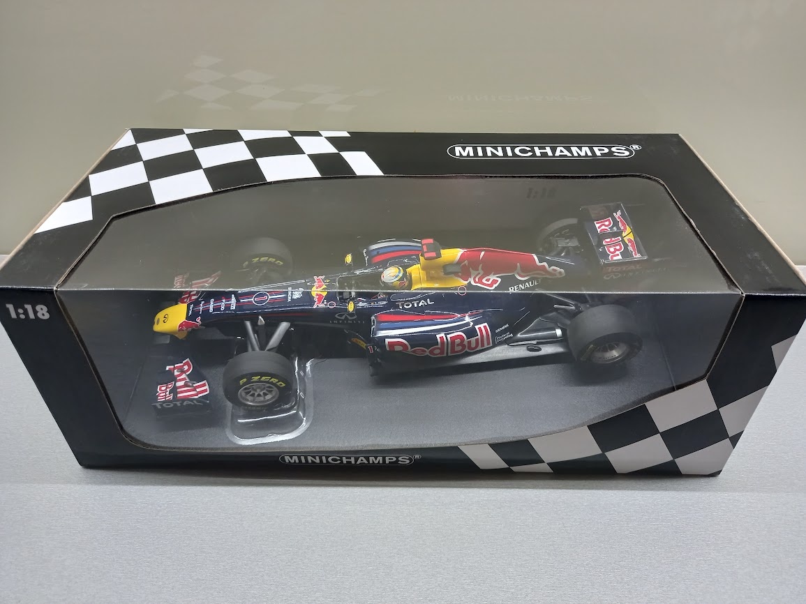 2X F1 RED BULL RB6 2010 a RB7 2011 VETTEL MINICHAMPS 1:18 - 19