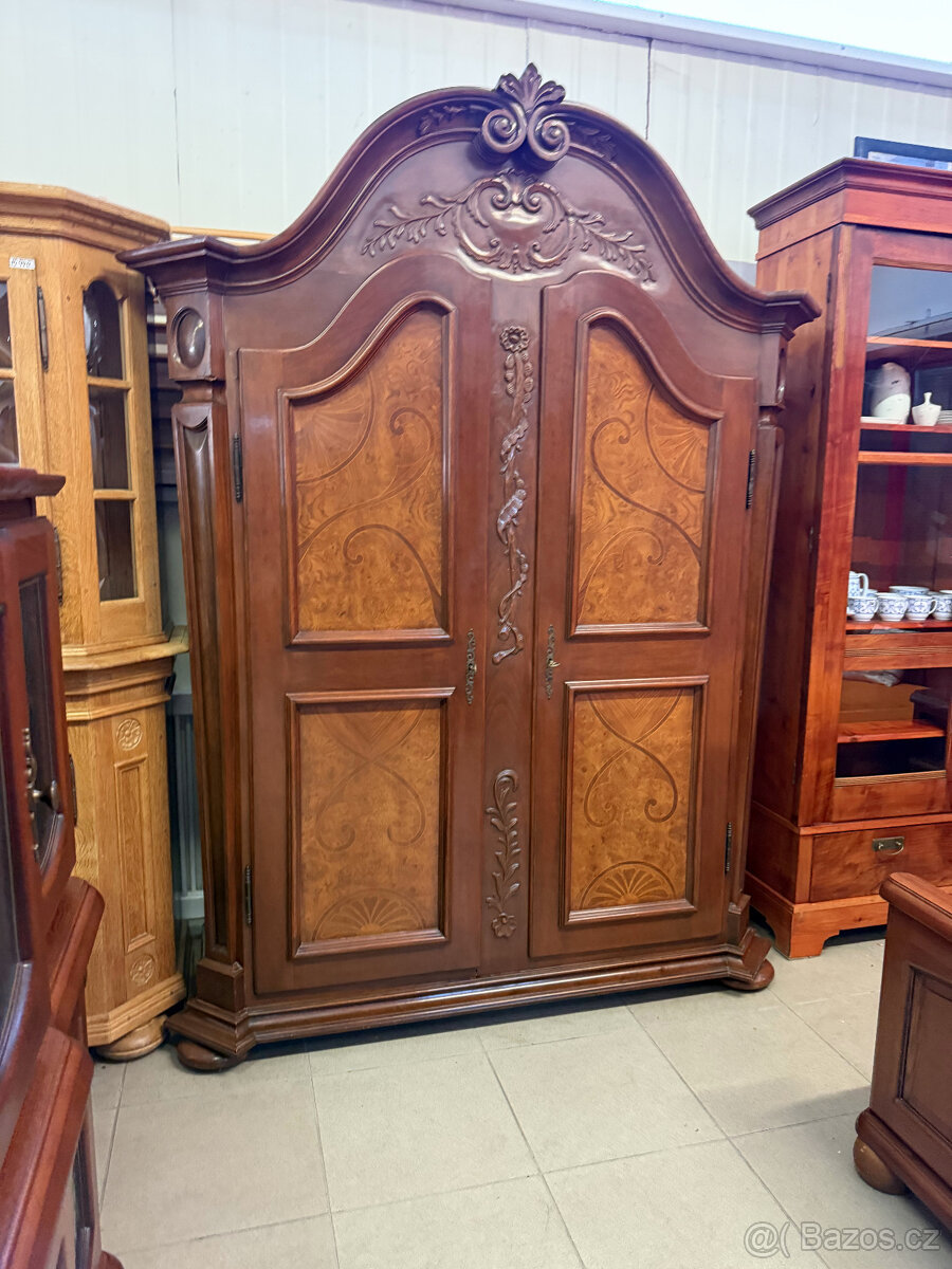 Dvoudvéřová zdobená starožitná skříň s intarzií - 19