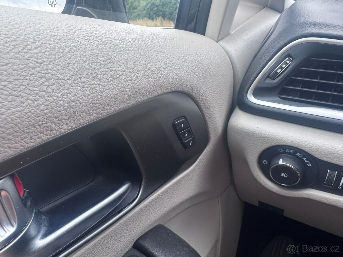 Chrysler Pacifica 3,6 L RU Čočka Adapttemp 2022 - 19