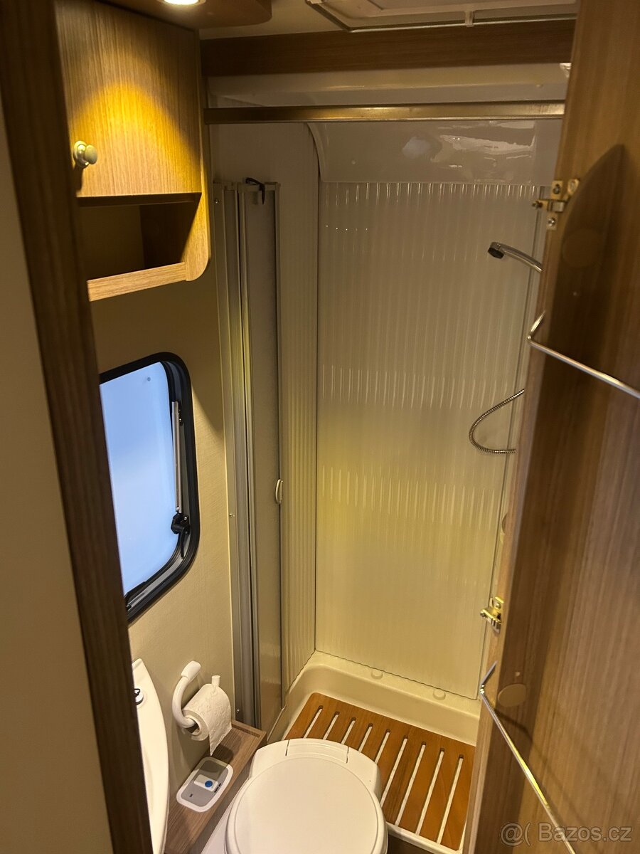 Obytný automobil Carado d.6,8m - 19