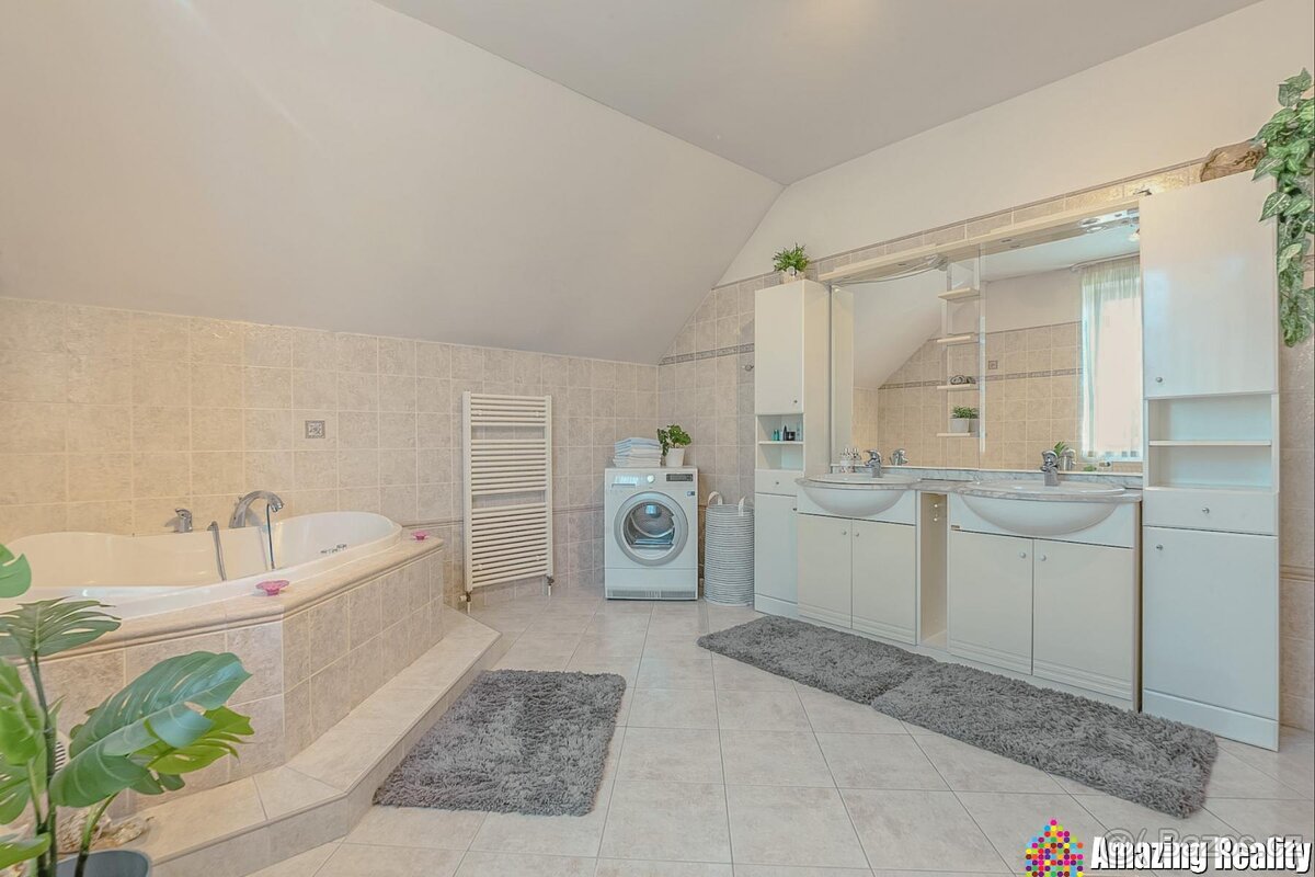 Prodej nadstandardního rodinného domu se zahradním domkem a - 19