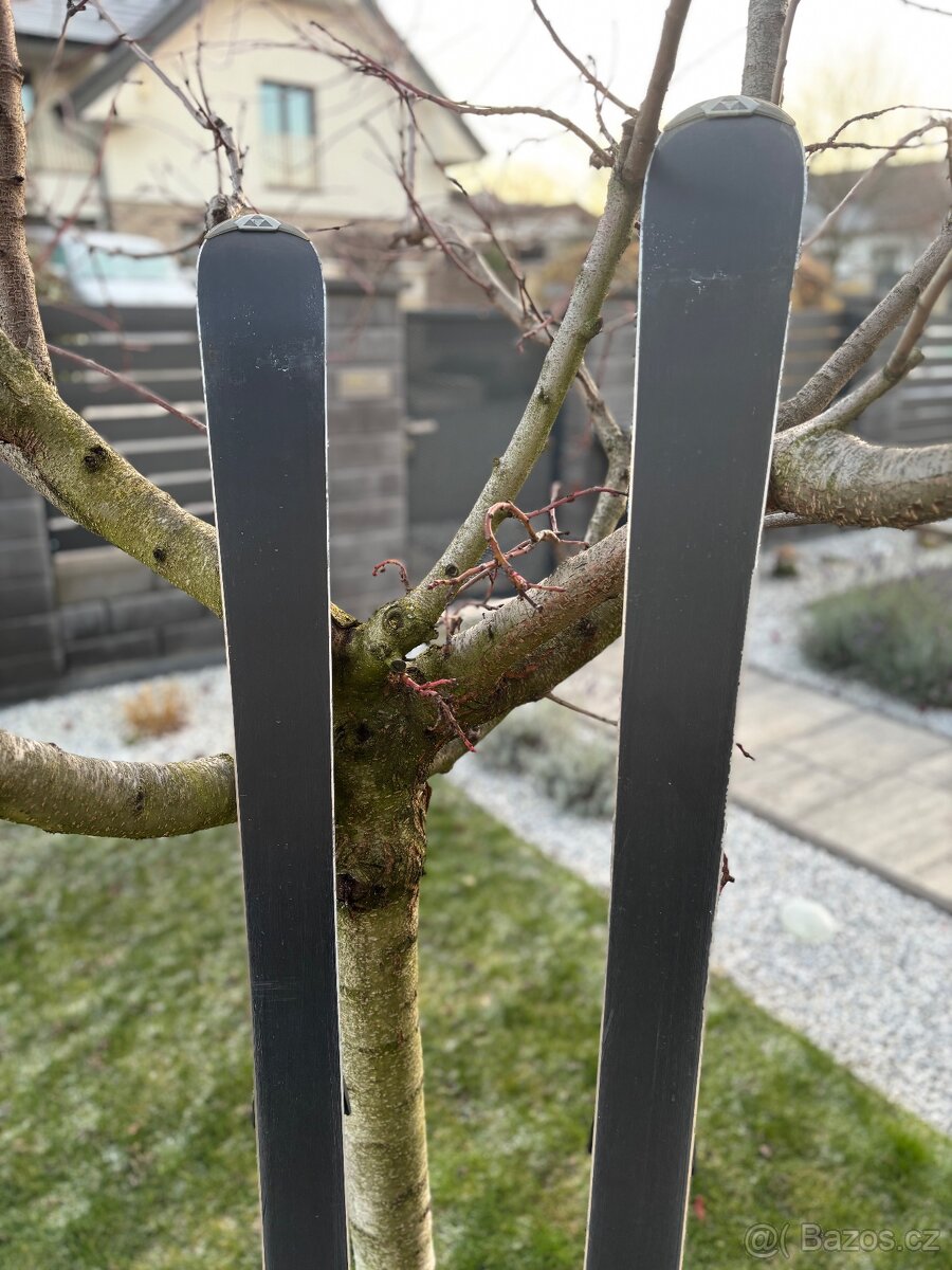 Lyže Fischer, lyžáky Salomon, hůlky, helma a brýle - 19