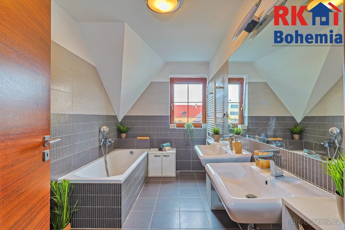 Nabízím Vám k prodeji rodinný dům o dispozici 4+1 s garáží a - 19