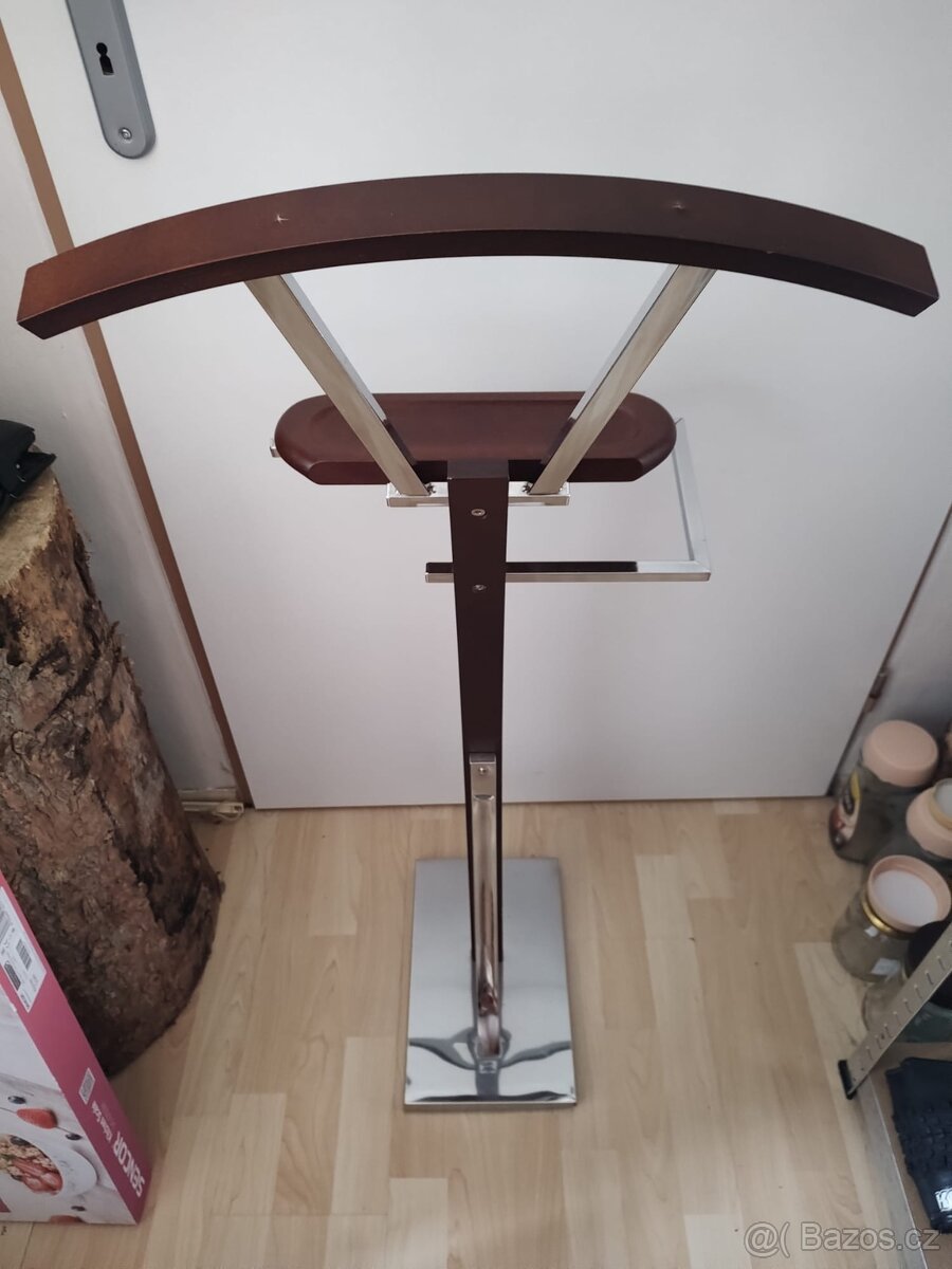 Sluha věšák hezký stav - 19