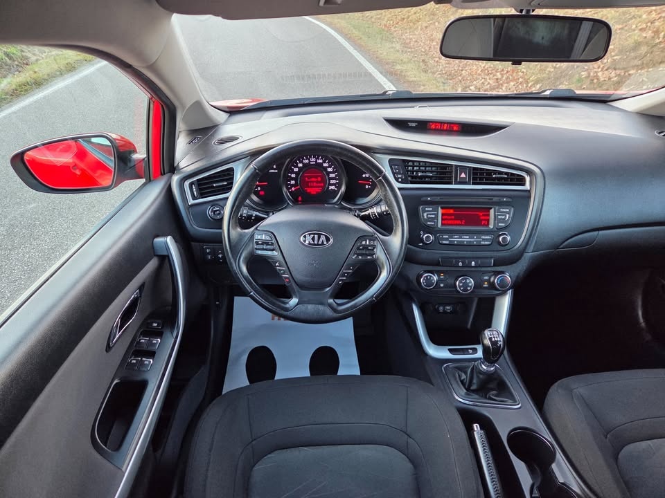 KIA CEED COMBI - KUP ČR - NAFTA - UDRŽOVANÝ - 2016 - 19