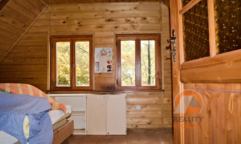 Roubená chalupa v lese - 19
