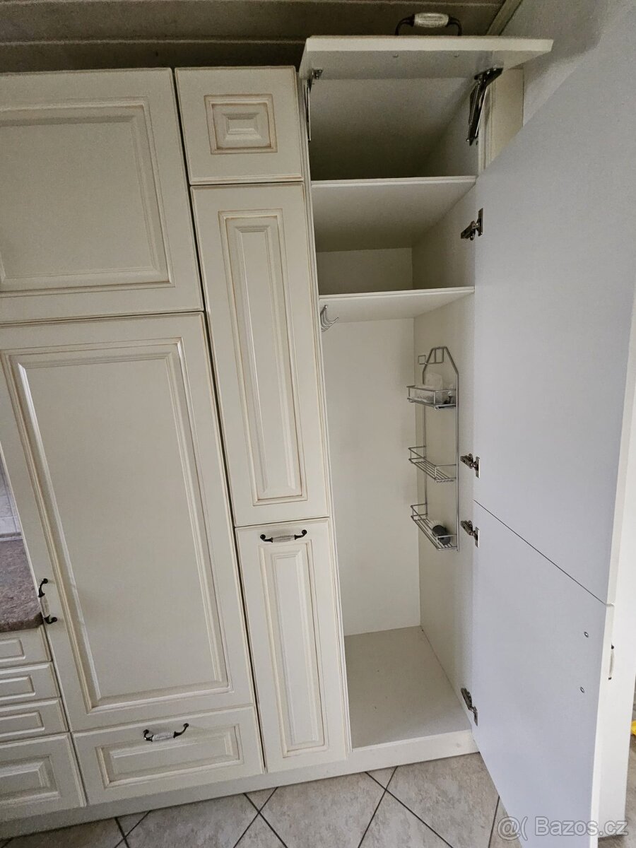 Moderní kuchyňská linka se spotřebiči - 19