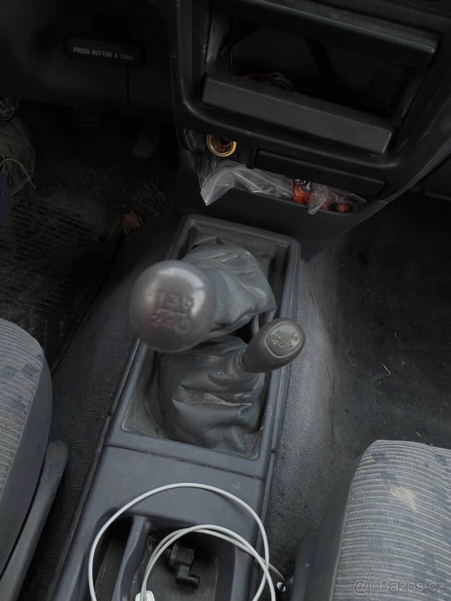 Toyota Hilux SR5 - 19