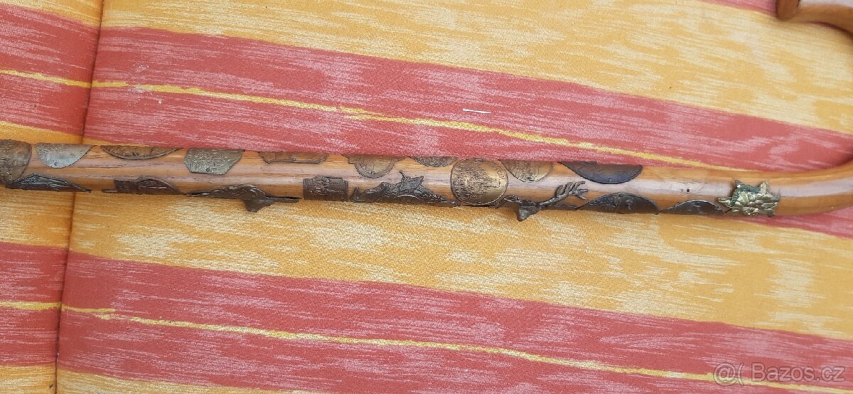 Vyřezávané dřevěné hole - 19