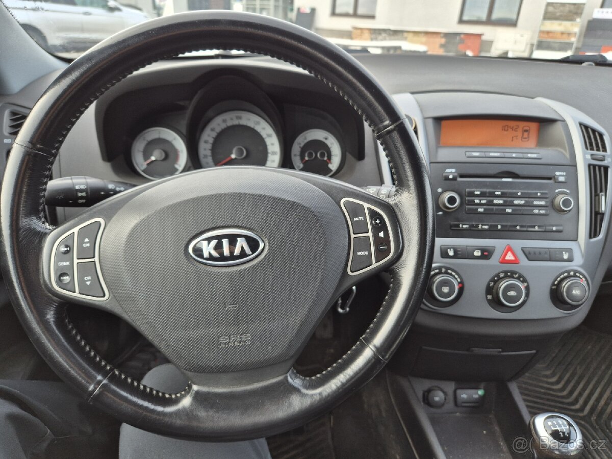 Kia Ceed 2007 1.6 CRDi - klima, tažné, vyhřívané sedačky - 19