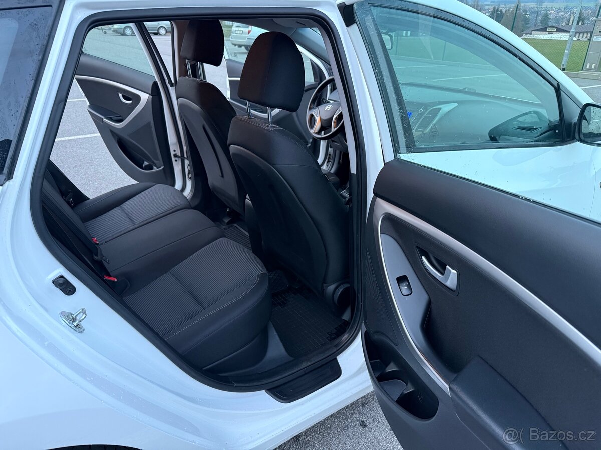 Hyundai i30 kombi 1.6 crdi - nafta, kupován v ČR, super stav - 19
