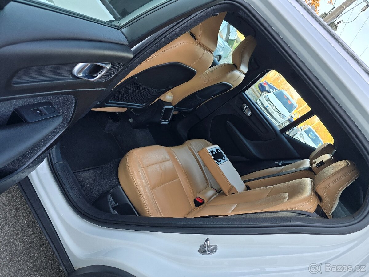 VOLVO XC40 2,0 182kW T5 AWD MOMENTUM Auto ČR 2019 LED + KŮŽE - 19