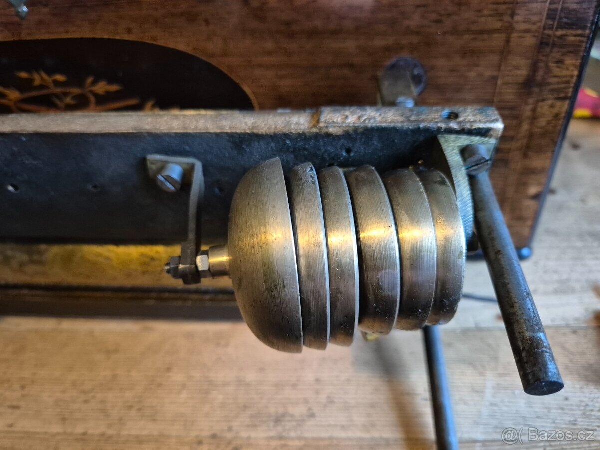 Krásný starožitný hrací stroj se zvonečky a bubínkem - 19