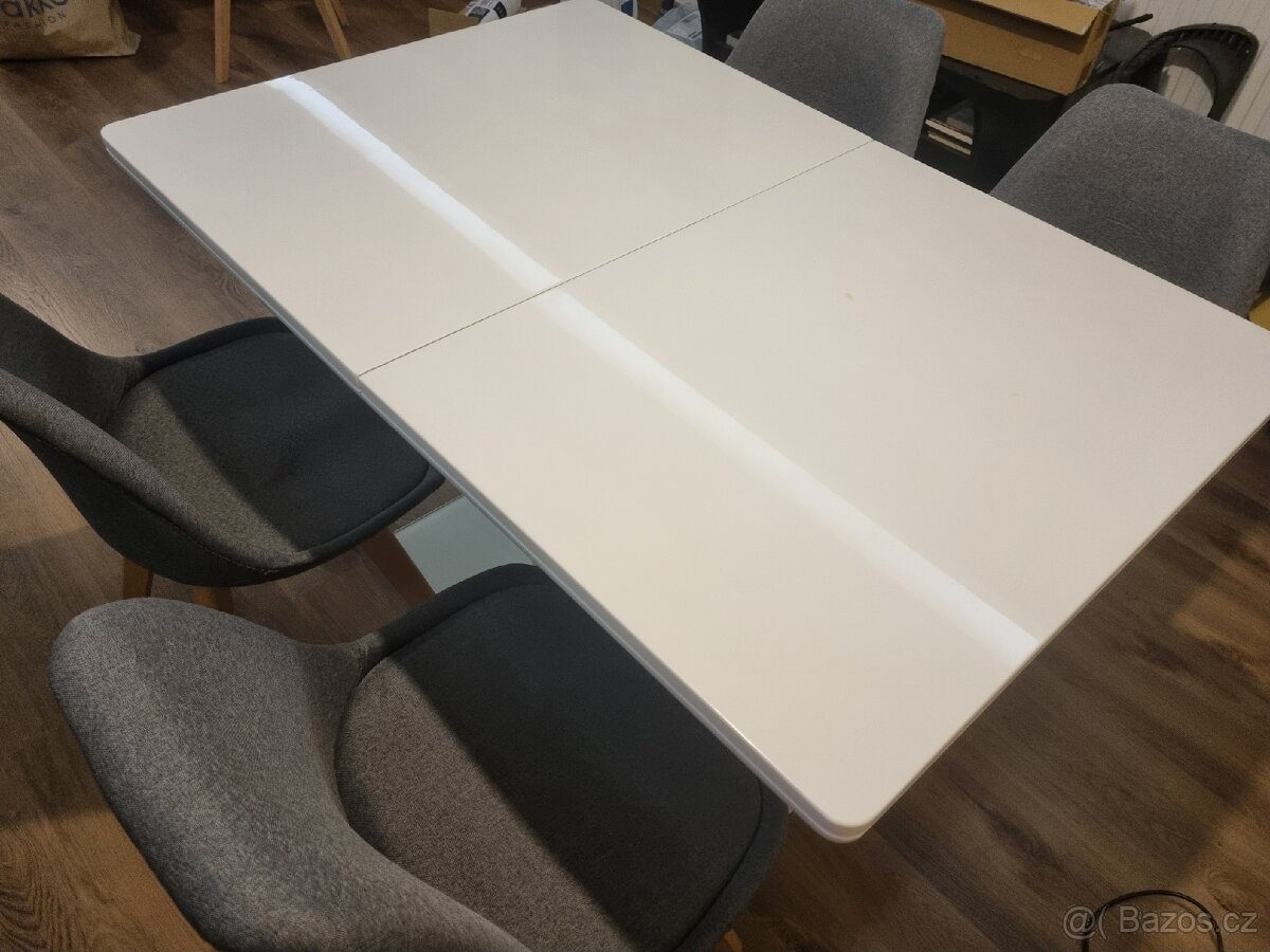 Bílý jídelní stůl - 19