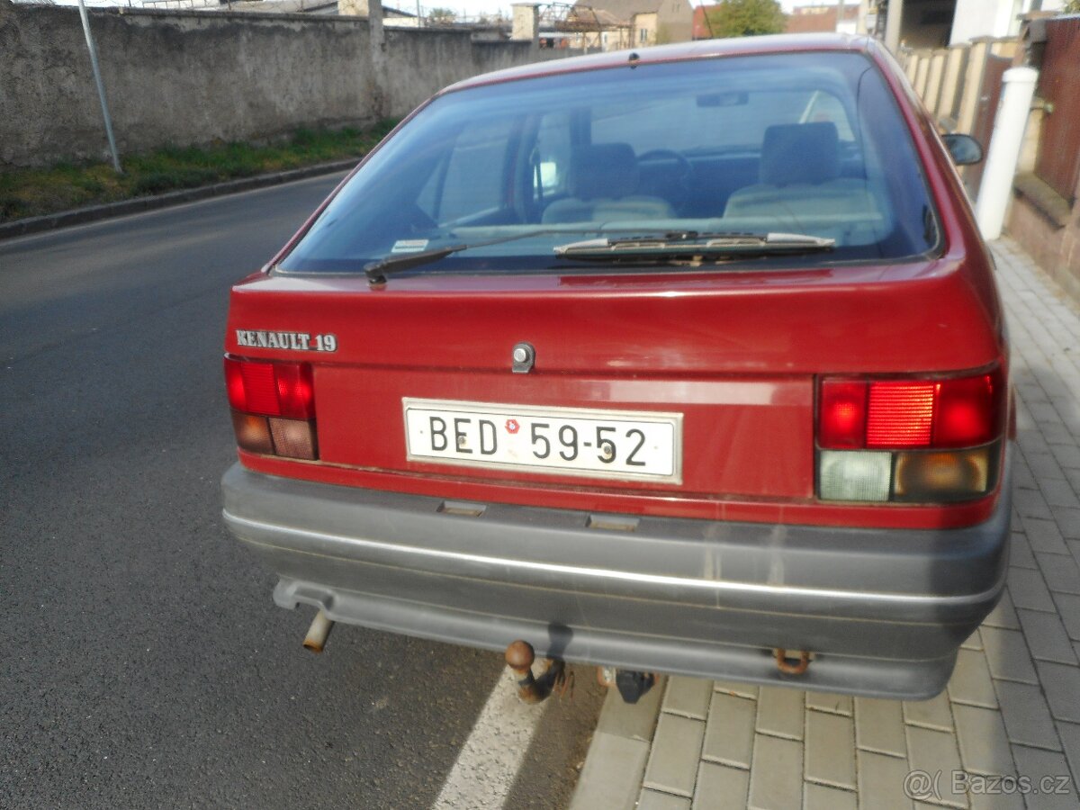 Renault 19 I tmavě červená barva - 19
