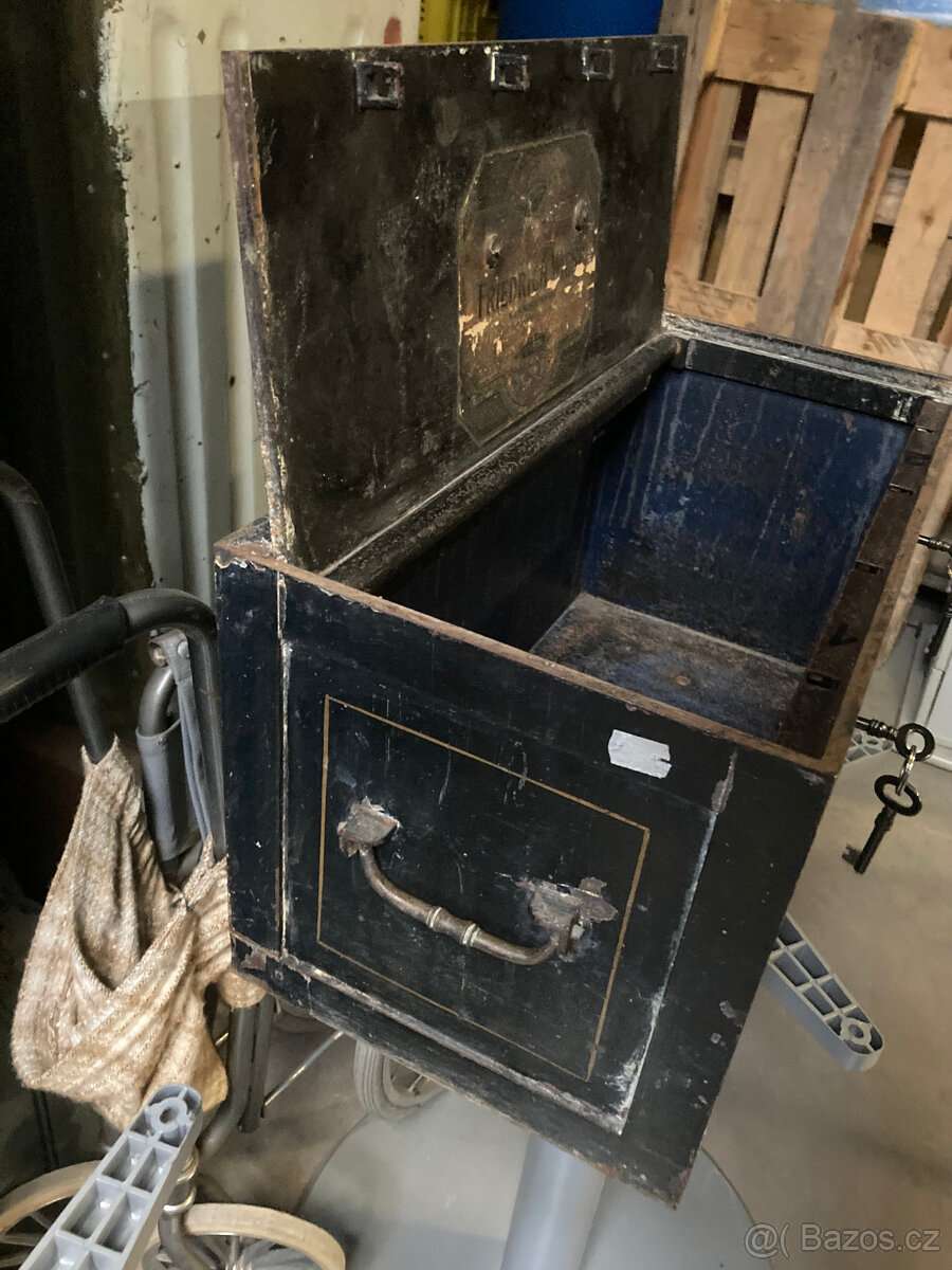 Truhla kovová starožitná, trezor, pokladna 10.000 kč - 19