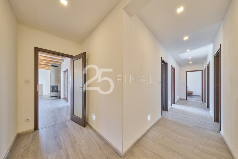 Prodej novostavby RD o dispozici 5+kk s garáží a se zahradou - 19