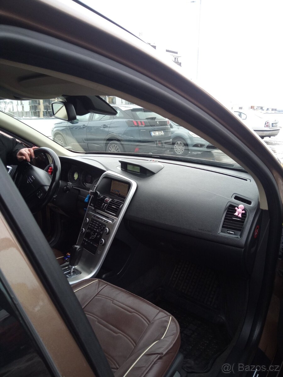 VOLVO XC 60 r. 2009 - 19