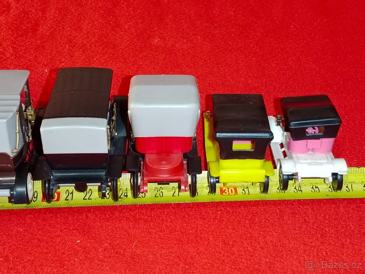 Autíčka veteráni zn. IGRA 11 ks, SMĚR 2 ks atd. 14 ks celkem - 19