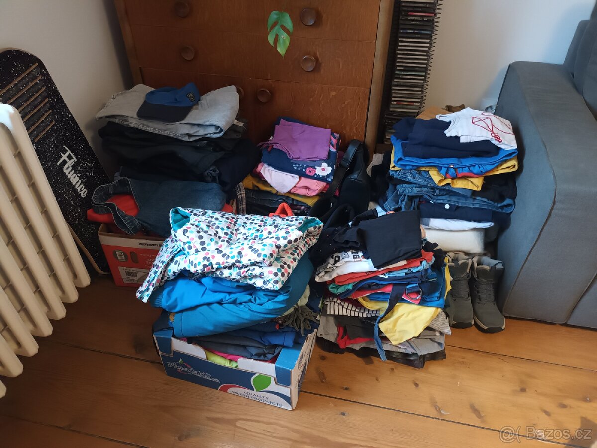 Dětské oblečení a boty, pro děti 3-12 let, víc než 150 kusů - 19