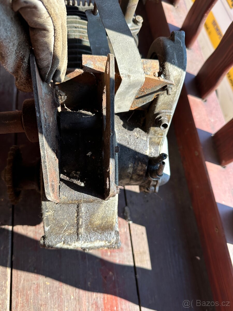 Ariel 550 SV - motor - 19