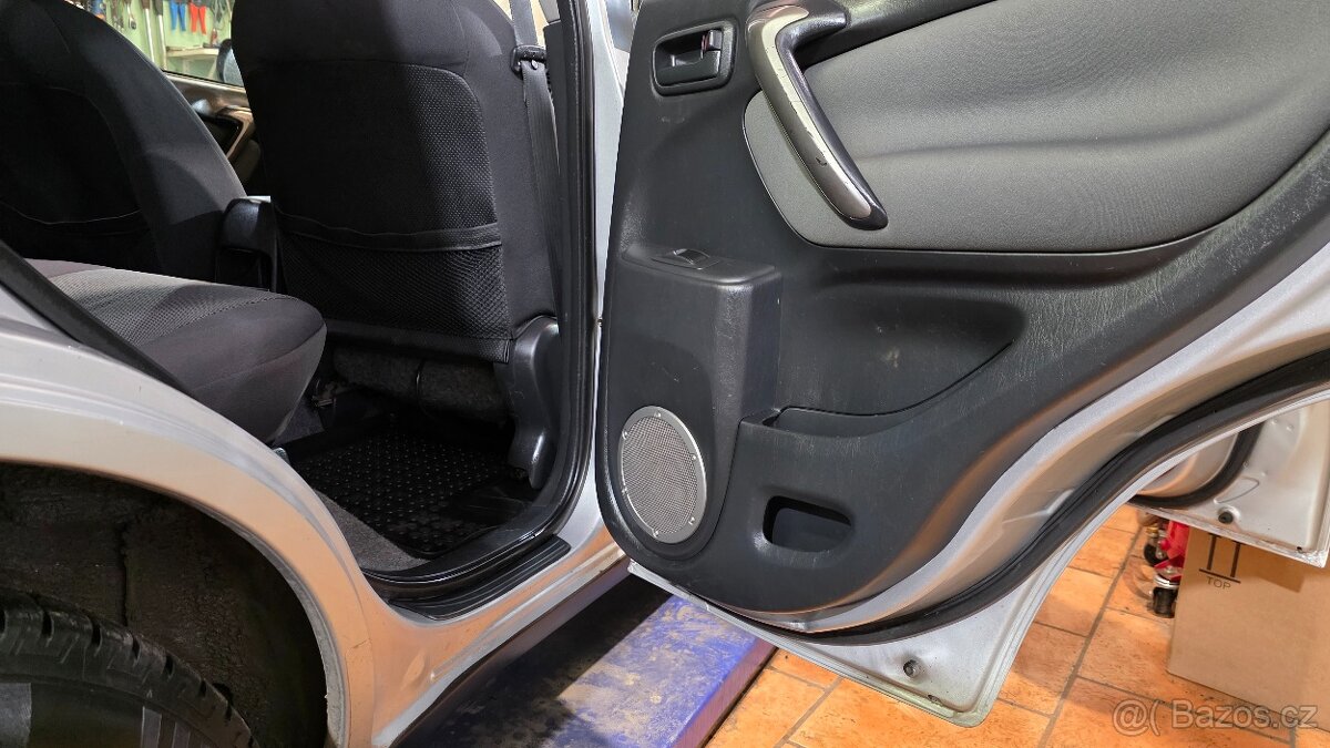 Toyota RAV4 2.0 85kW, 4x4 , r.v.2004 - 19