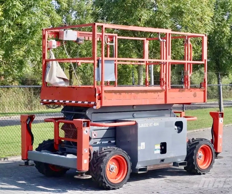 TERÉNNÍ NŮŽKOVÁ PLOŠINA SKYJACK SJ 6832 RT - 19