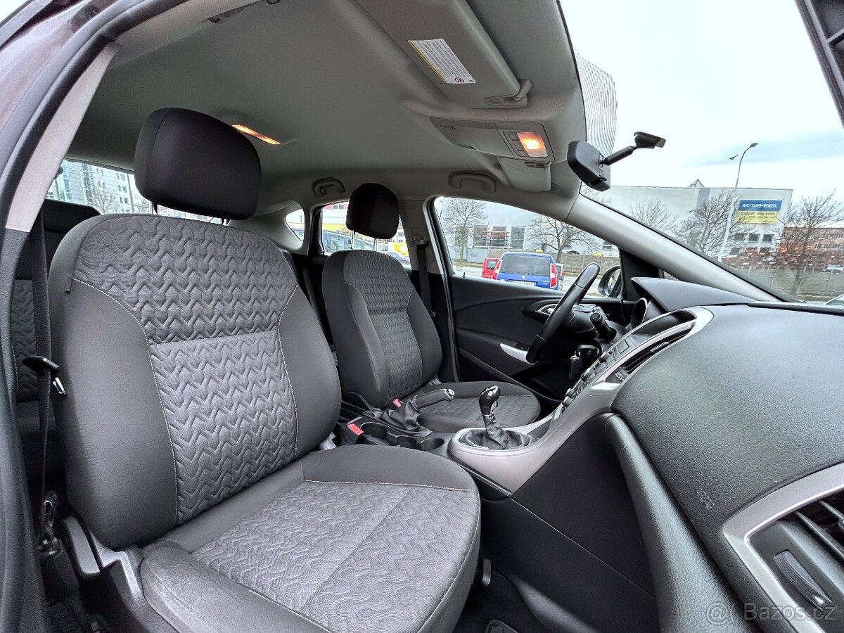 Opel Astra J 1,6, 2013, tažné zařízení, 17" kola - 19